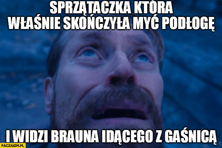 
    Sprzątaczka która właśnie skończyła myć podłogę i widzi Brauna idącego z gaśnicą