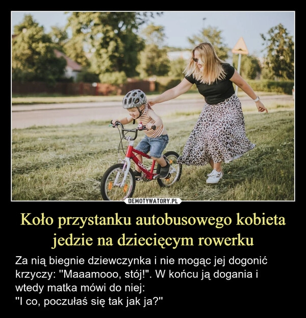 
    Koło przystanku autobusowego kobieta jedzie na dziecięcym rowerku