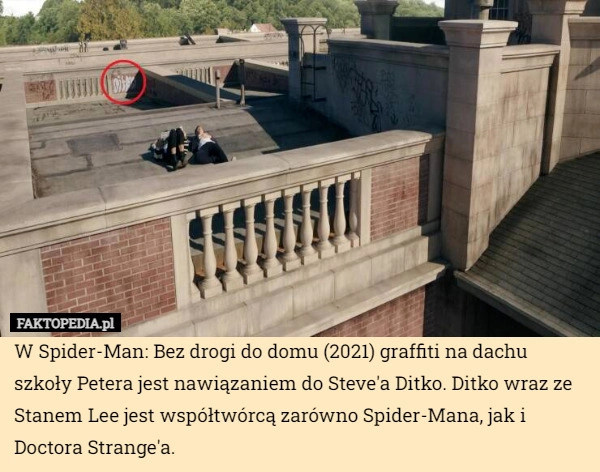 
    W Spider-Man: Bez drogi do domu (2021) graffiti na dachu szkoły Petera jest