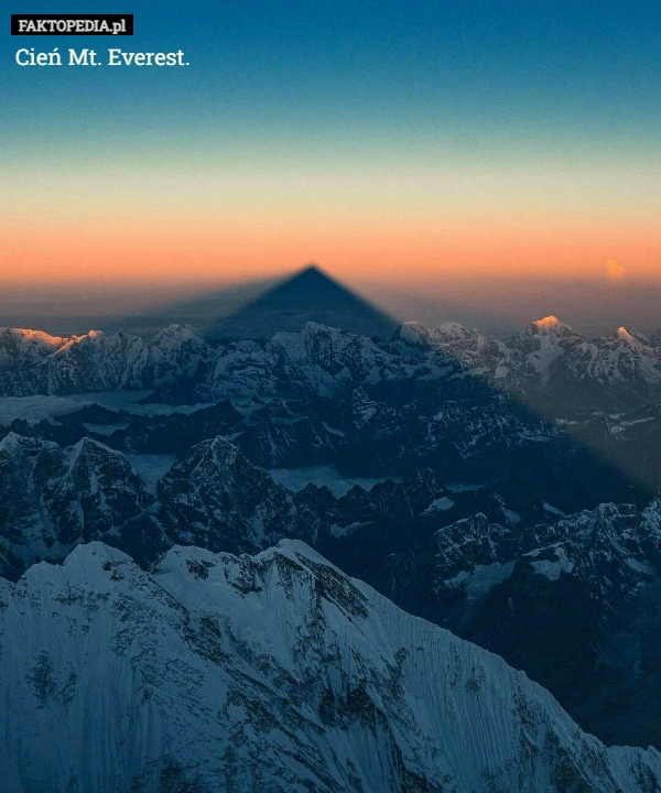 
    Cień Mt. Everest.