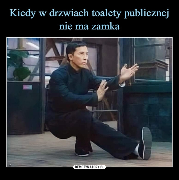 
    Kiedy w drzwiach toalety publicznej nie ma zamka