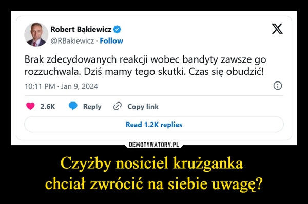 
    Czyżby nosiciel krużganka 
chciał zwrócić na siebie uwagę?