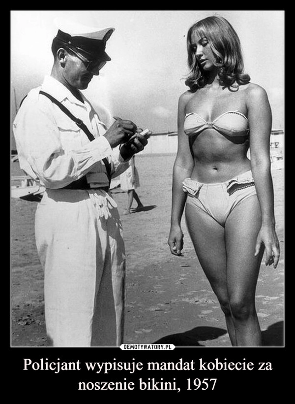 
    Policjant wypisuje mandat kobiecie za noszenie bikini, 1957