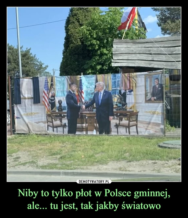 
    Niby to tylko płot w Polsce gminnej, ale... tu jest, tak jakby światowo