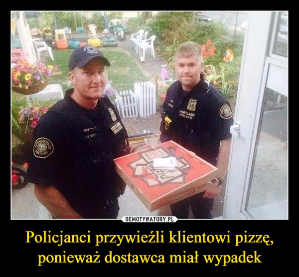 
    Policjanci przywieźli klientowi pizzę, ponieważ dostawca miał wypadek