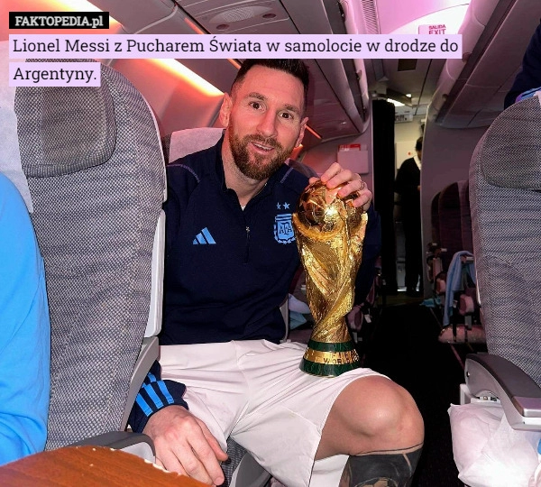 
    
			Lionel Messi z Pucharem Świata w samolocie w drodze do Argentyny.					