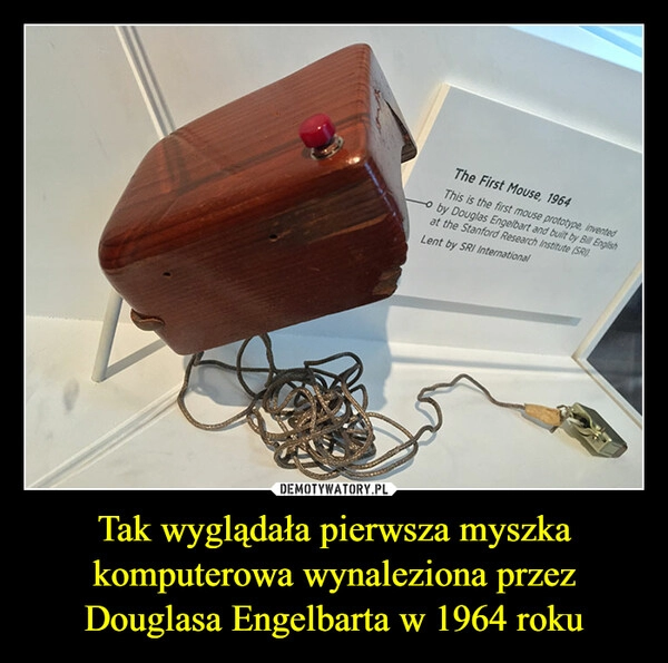 
    Tak wyglądała pierwsza myszka komputerowa wynaleziona przez Douglasa Engelbarta w 1964 roku