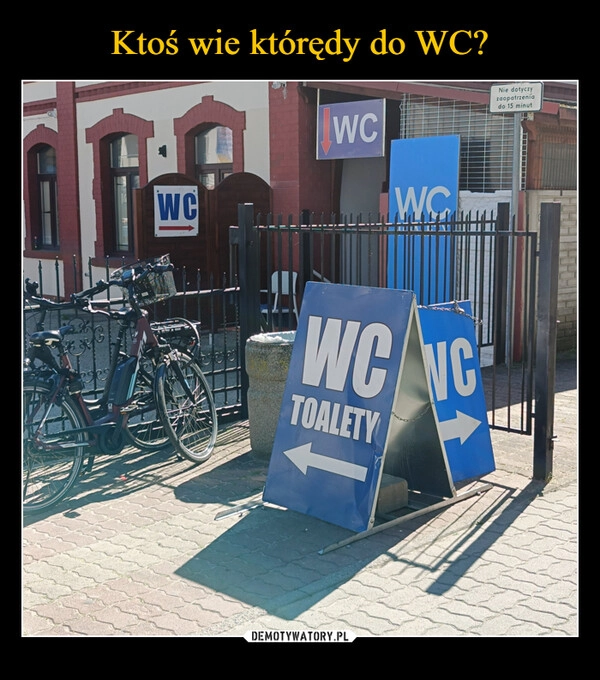 
    Ktoś wie którędy do WC?