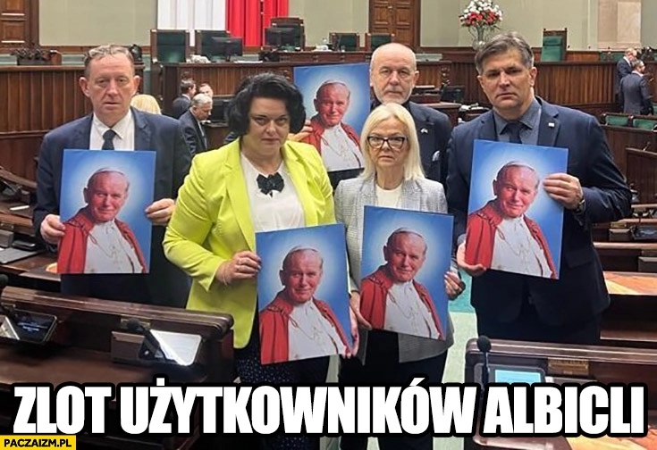 
    Zlot użytkowników Albicli posłowie PiS ze zdjęciem papieża