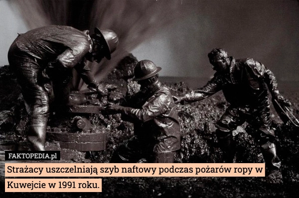 
    Strażacy uszczelniają szyb naftowy podczas pożarów ropy w Kuwejcie w 1991