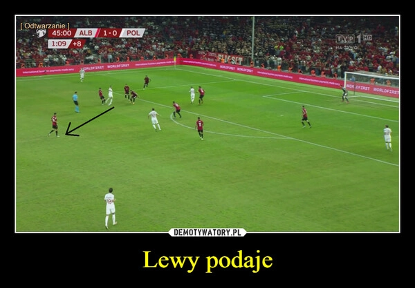 
    Lewy podaje