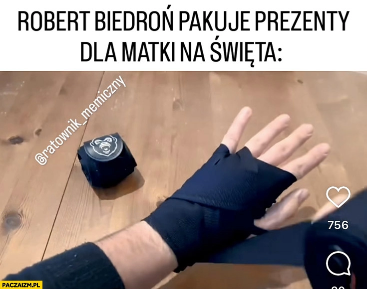 
    Robert Biedroń pakuje prezenty dla matki na święta owija rękę taśmą