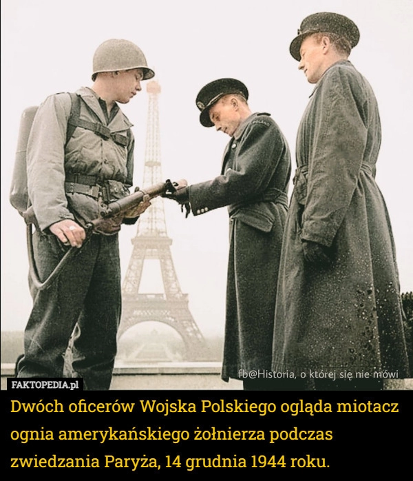 
    Dwóch oficerów Wojska Polskiego ogląda miotacz ognia amerykańskiego żołnierza...