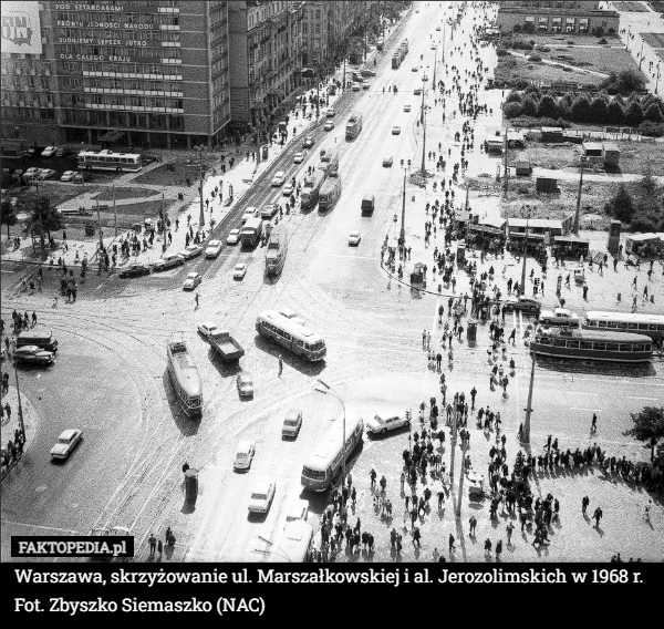 
    Warszawa, skrzyżowanie ul. Marszałkowskiej i al. Jerozolimskich w 1968 r.