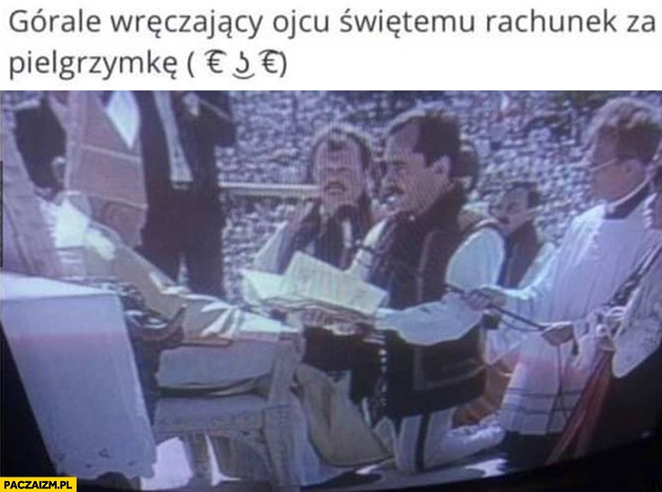 
    Górale wręczają ojcu świętemu rachunek za pielgrzymkę