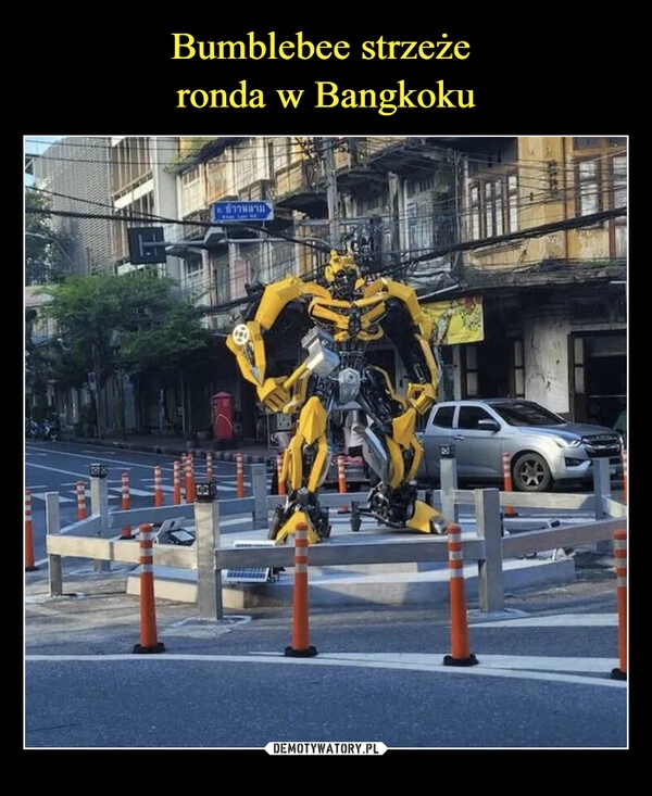 
    Bumblebee strzeże 
ronda w Bangkoku