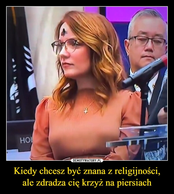 
    Kiedy chcesz być znana z religijności, ale zdradza cię krzyż na piersiach