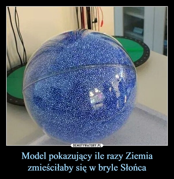 
    Model pokazujący ile razy Ziemia zmieściłaby się w bryle Słońca