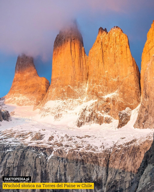 
    Wschód słońca na Torres del Paine w Chile.