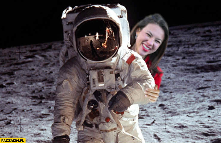 
    Aleksandra Wiśniewska na księżycu pozuje do zdjęcia z kosmonauta