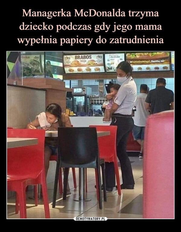 
    Managerka McDonalda trzyma dziecko podczas gdy jego mama wypełnia papiery do zatrudnienia