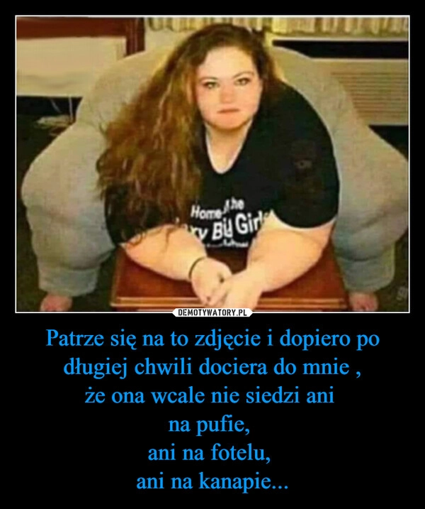 
    Patrze się na to zdjęcie i dopiero po długiej chwili dociera do mnie ,
że ona wcale nie siedzi ani 
na pufie, 
ani na fotelu, 
ani na kanapie...