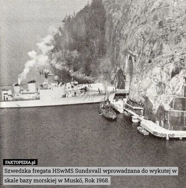 
    Szwedzka fregata HSwMS Sundsvall wprowadzana do wykutej w skale bazy morskiej