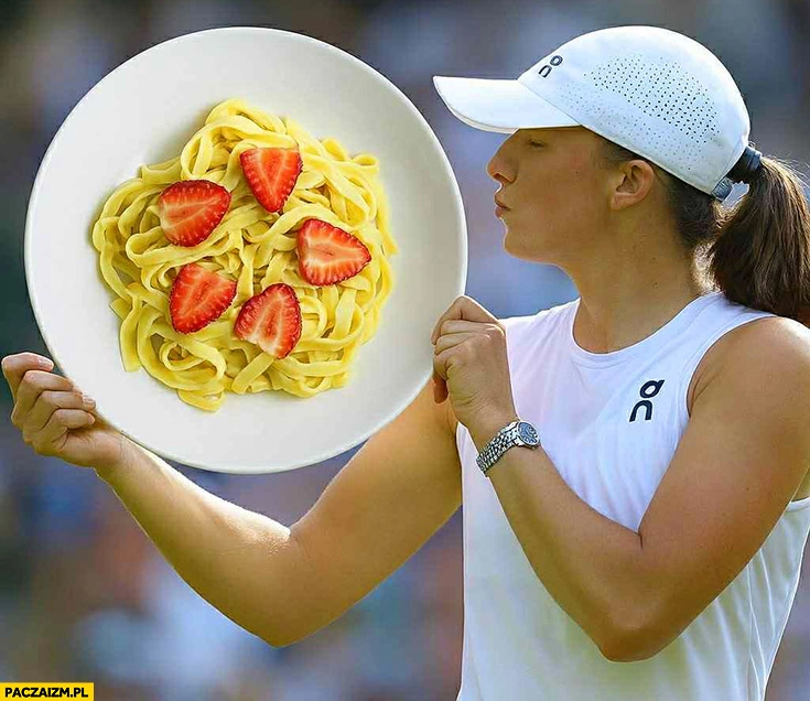 
    Iga Świątek Wimbledon talerz makaron z truskawkami
