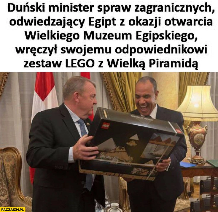 
    Duński minister spraw zagranicznych odwiedzający Egipt wręczył swojemu odpowiednikowi zestaw Lego z wielką piramidą