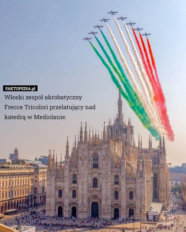 
    Włoski zespół akrobatyczny Frecce Tricolori przelatujący nad katedrą w Mediolanie.