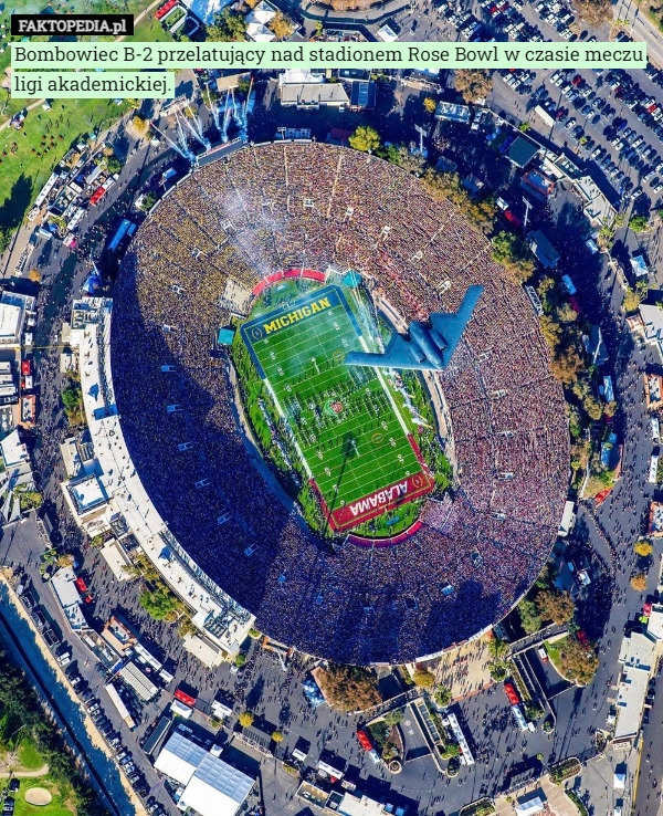 
    Bombowiec B-2 przelatujący nad stadionem Rose Bowl w czasie meczu ligi akademickiej.