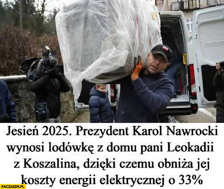
    Jesień 2025 prezydent Karol Nawrocki wynosi lodówkę z domu pani Leokadii obniża jej koszty energii o 33% procent