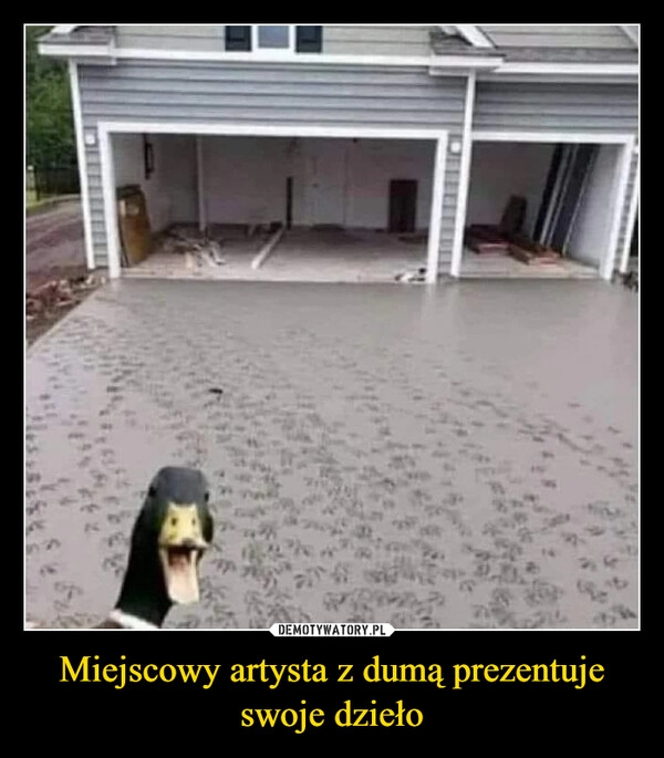 
    Miejscowy artysta z dumą prezentuje swoje dzieło