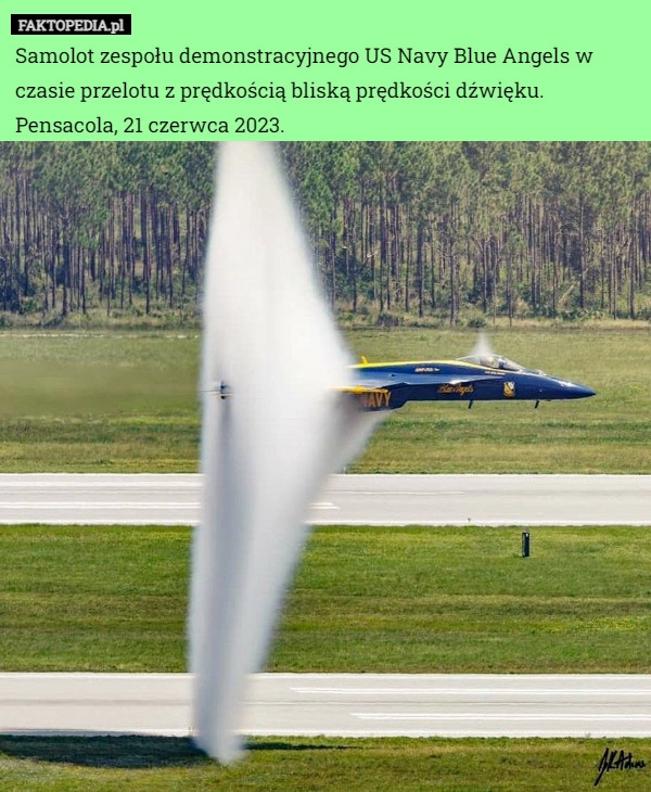 
    Samolot zespołu demonstracyjnego US Navy Blue Angels w czasie przelotu z