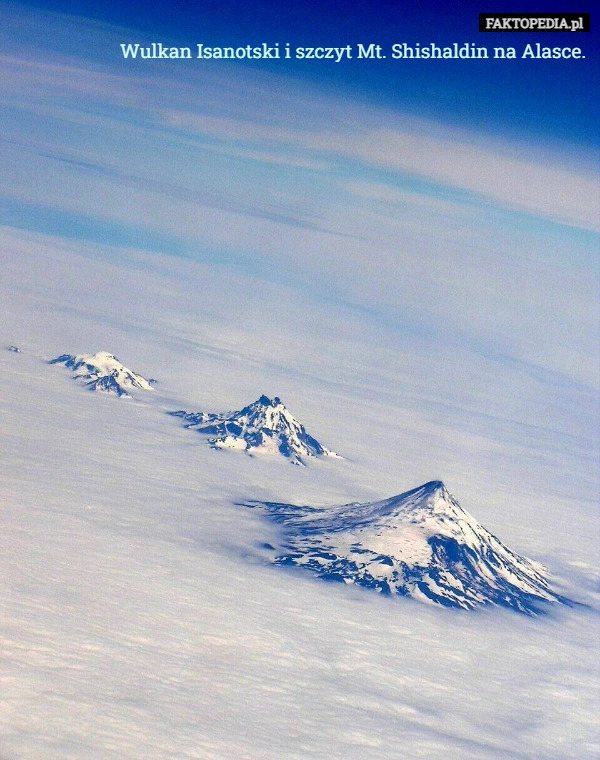 
    Wulkan Isanotski i szczyt Mt. Shishaldin na Alasce.