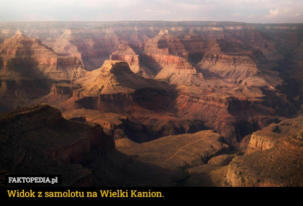 
    Widok z samolotu na Wielki Kanion.