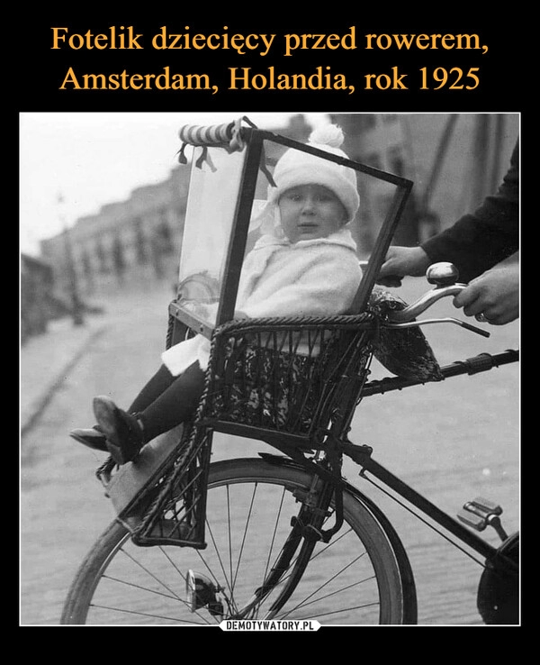 
    Fotelik dziecięcy przed rowerem, Amsterdam, Holandia, rok 1925