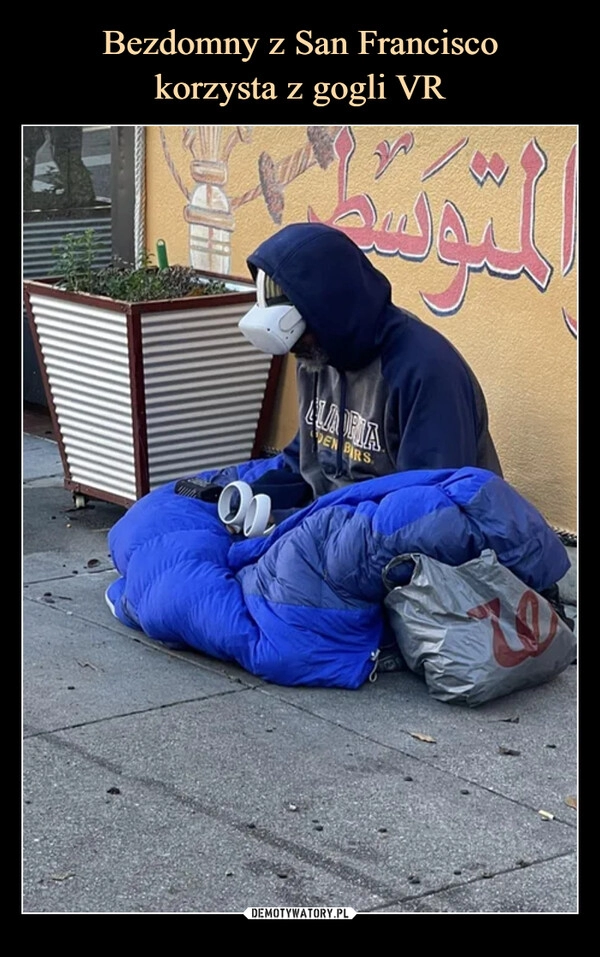 
    
Bezdomny z San Francisco
korzysta z gogli VR 