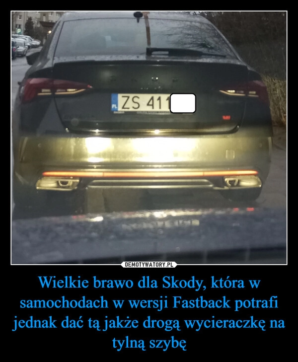 
    Wielkie brawo dla Skody, która w samochodach w wersji Fastback potrafi jednak dać tą jakże drogą wycieraczkę na tylną szybę