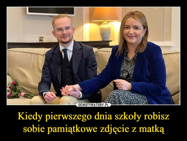 
    Kiedy pierwszego dnia szkoły robisz sobie pamiątkowe zdjęcie z matką