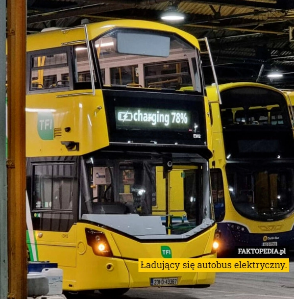 
    Ładujący się autobus elektryczny.