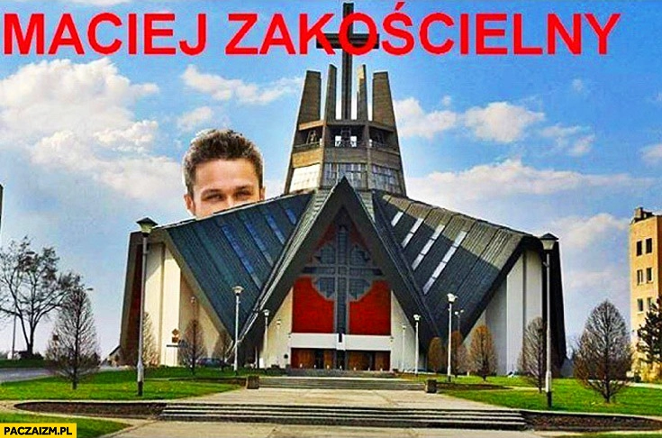 
    Maciej Zakościelny za kościołem