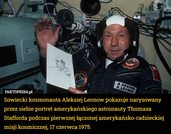 
    Sowiecki kosmonauta Aleksiej Leonow pokazuje narysowany przez siebie portret...