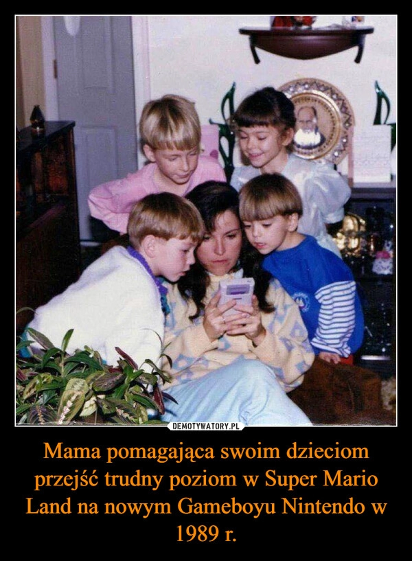 
    Mama pomagająca swoim dzieciom przejść trudny poziom w Super Mario Land na nowym Gameboyu Nintendo w 1989 r.