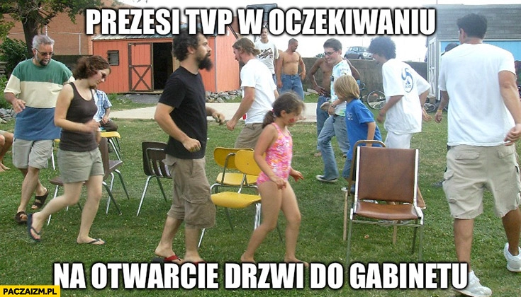 
    Prezesi TVP w oczekiwaniu na otwarcie drzwi do gabinetu gra zabawa w gorące krzesła