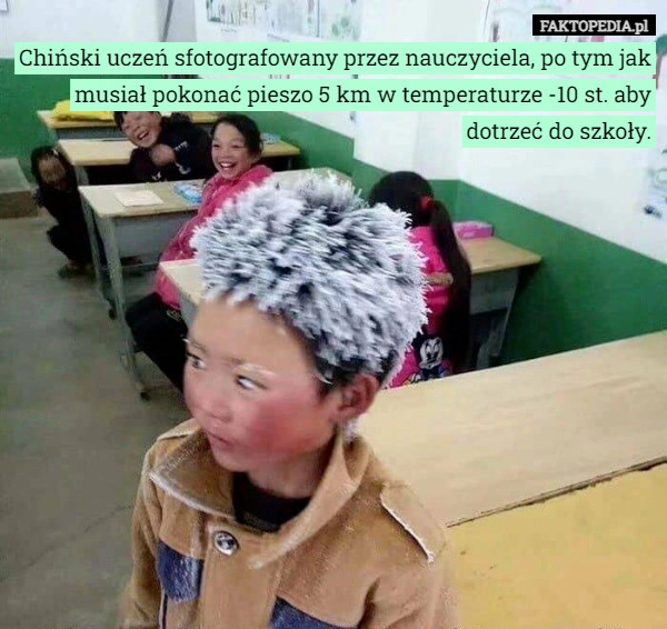 
    Chiński uczeń sfotografowany przez nauczyciela, po tym jak musiał pokonać