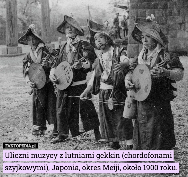 
    Uliczni muzycy z lutniami gekkin (chordofonami szyjkowymi), Japonia, okres...