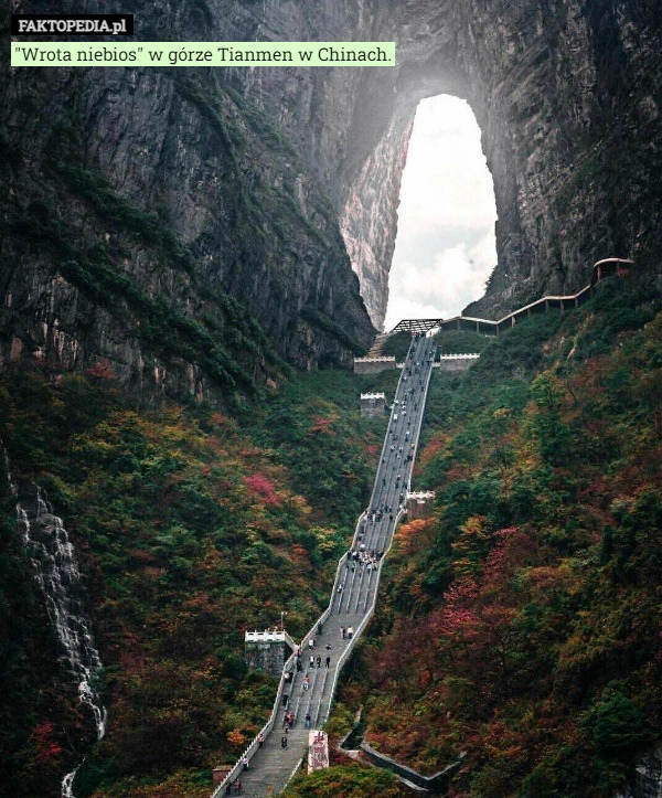 
    "Wrota niebios" w górze Tianmen w Chinach.