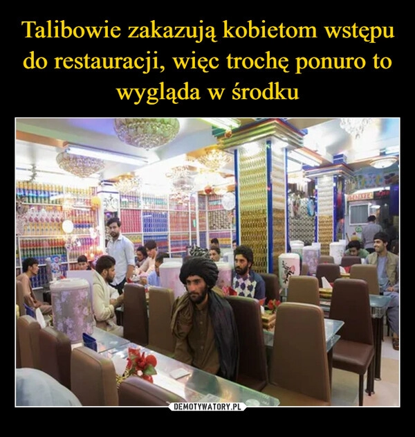 
    Talibowie zakazują kobietom wstępu do restauracji, więc trochę ponuro to wygląda w środku