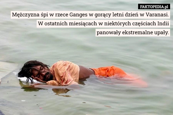 
    Mężczyzna śpi w rzece Ganges w gorący letni dzień w Varanasi. W ostatnich...